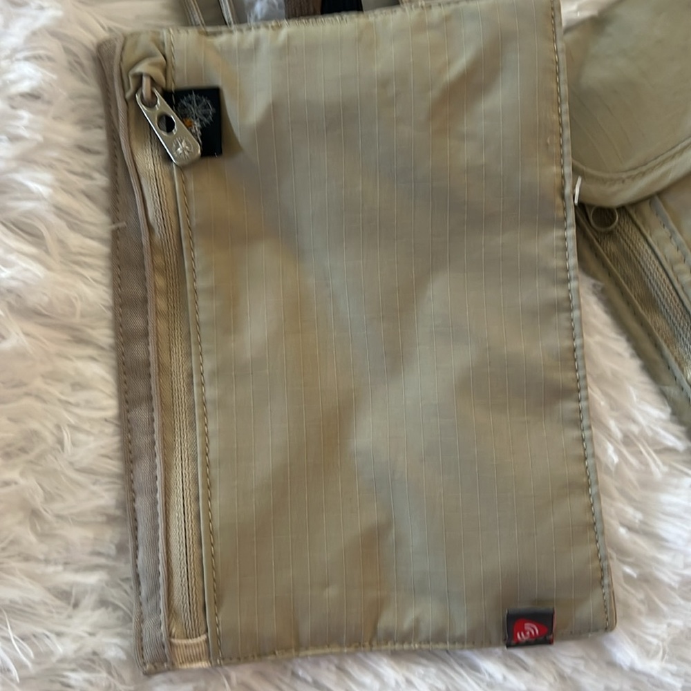 Lewis N Clark RFID blocking travel pouch and adjustable neck wallet - Picture 2 of 13